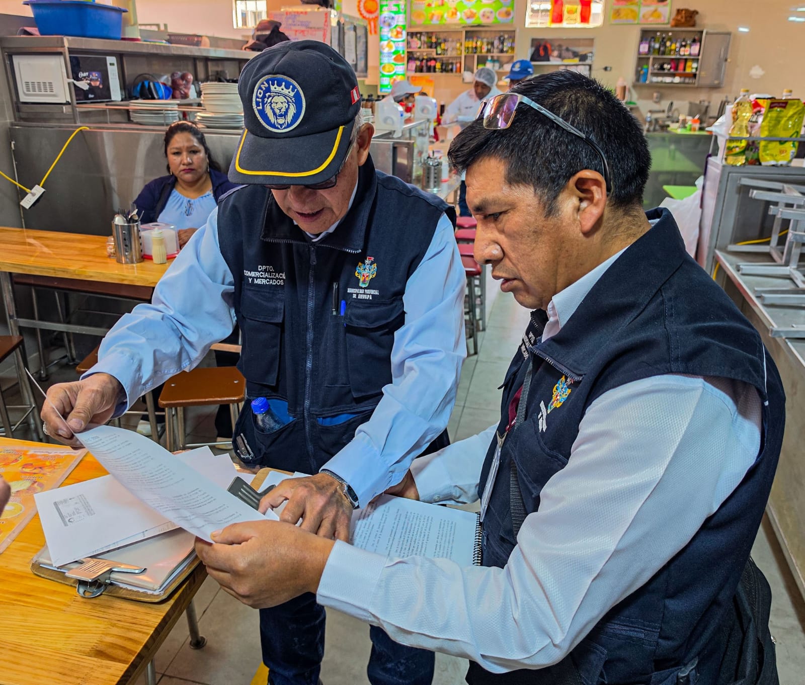 16 negocios de comida funcionaban de manera irregular en mercado San Camilo